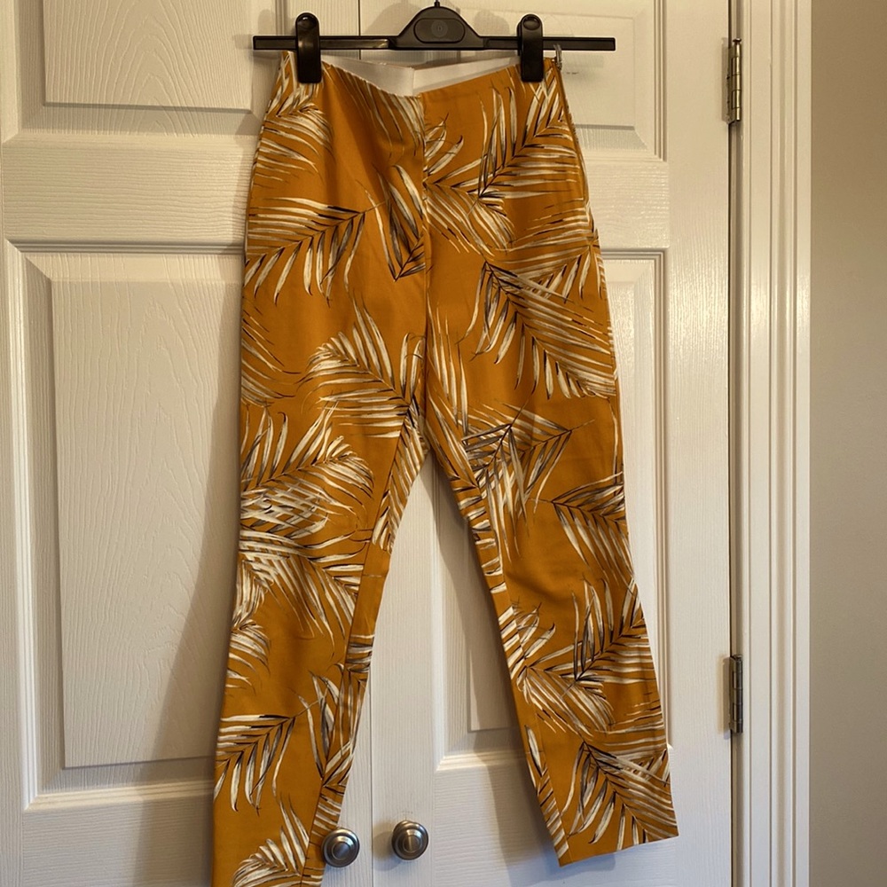 White House Black Market skinny crop size 6.  Excellent condition